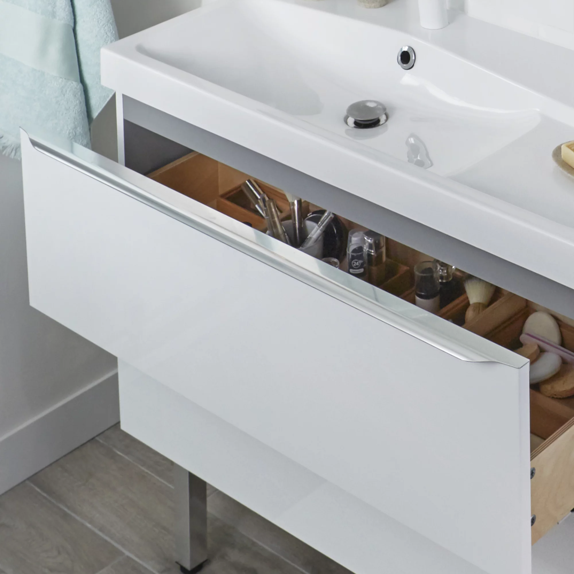 GoodHome Imandra Chrome Effect Bathroom Edge Handle (L)1000mm 3 GoodHome Imandra Chrome Effect Bathroom Edge Handle (L)1000mm - Image 3