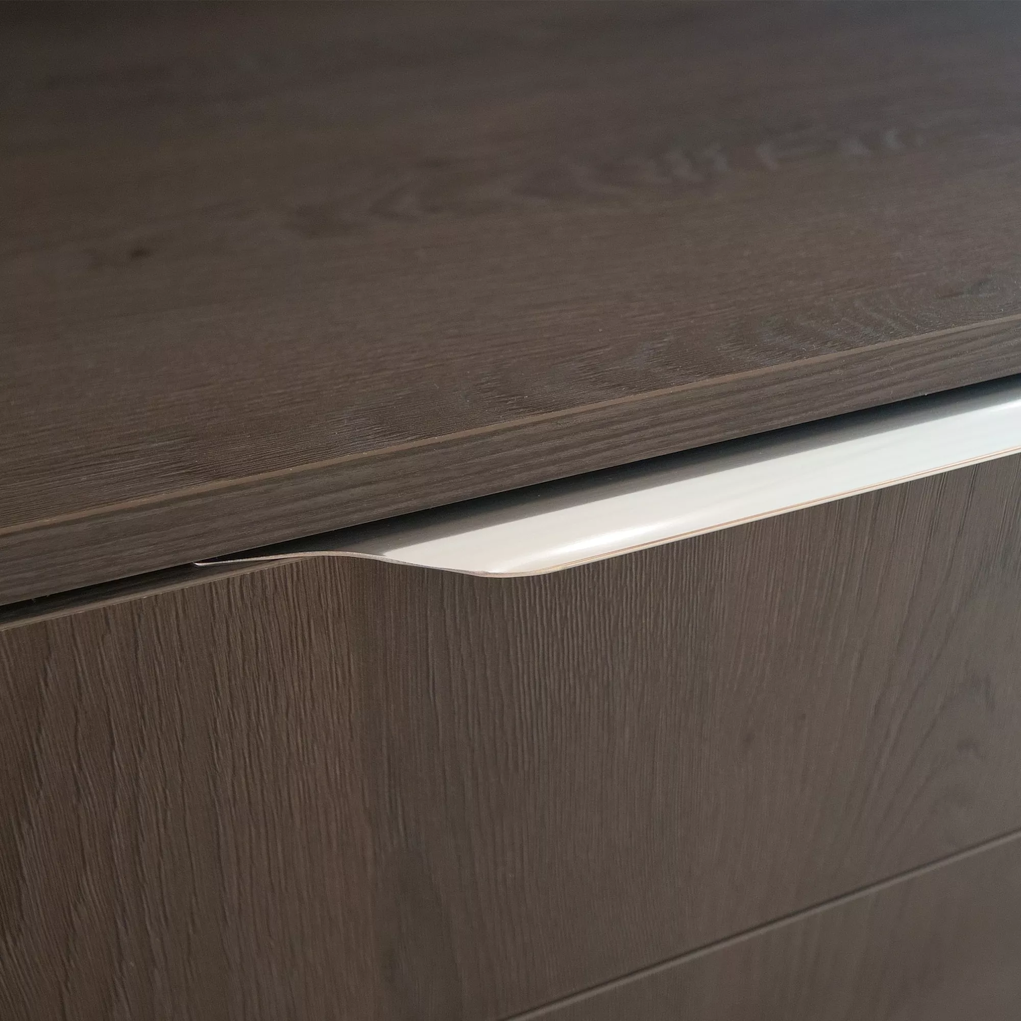 GoodHome Imandra Chrome Effect Bathroom Edge Handle (L)1000mm 4 GoodHome Imandra Chrome Effect Bathroom Edge Handle (L)1000mm - Image 4