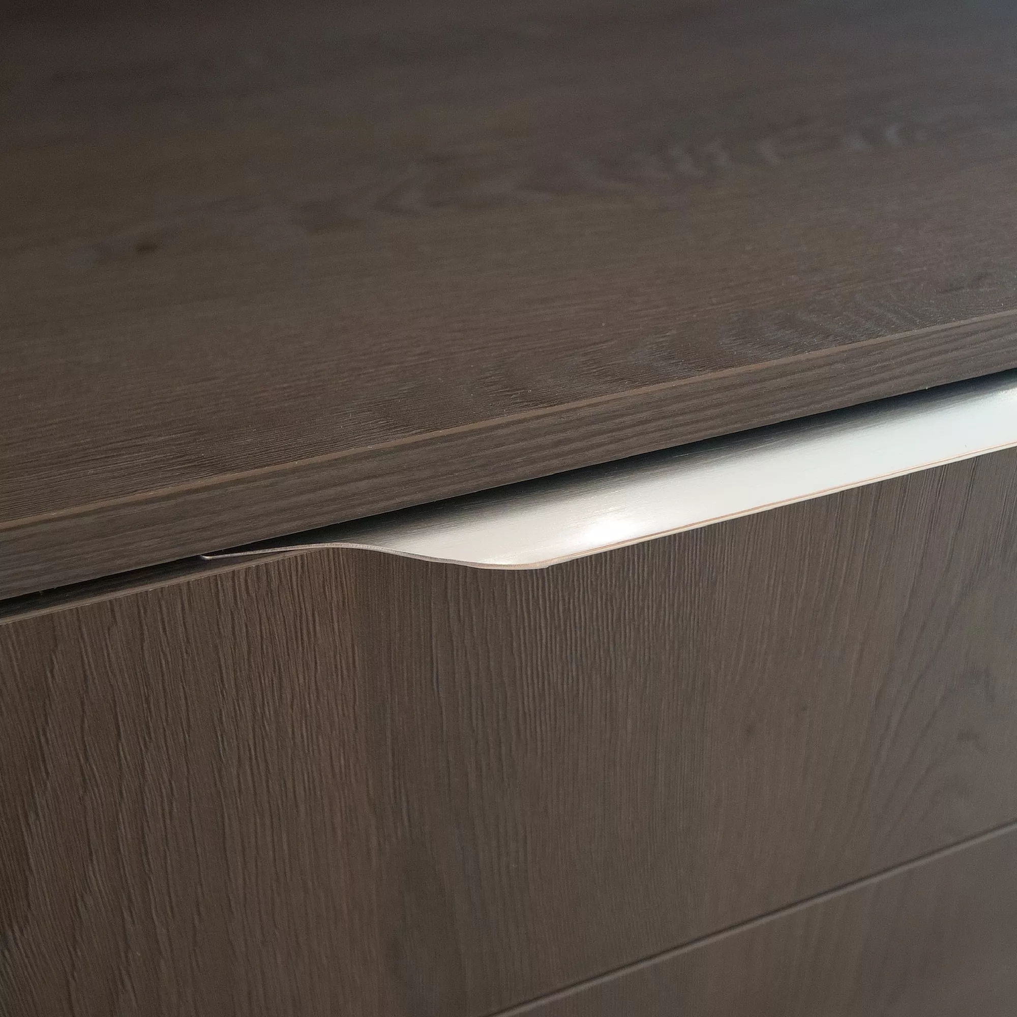 GoodHome Imandra Silver Effect Bathroom Edge Handle (L)1000mm 4 GoodHome Imandra Silver Effect Bathroom Edge Handle (L)1000mm - Image 4