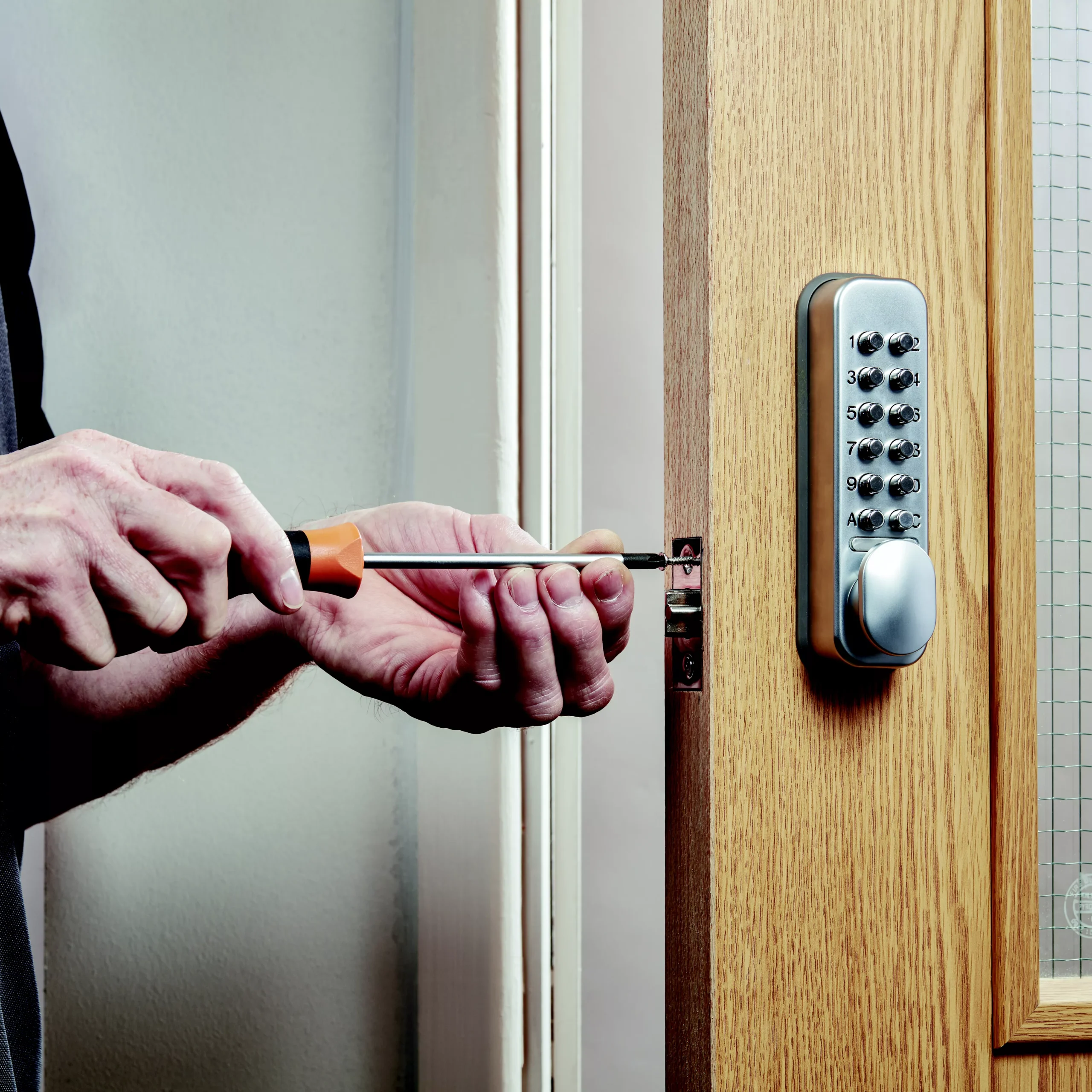 Smith & Locke Grey Zinc Alloy 4-6 Digit Push-button Lock 7 Smith & Locke Grey Zinc Alloy 4-6 Digit Push-button Lock - Image 7